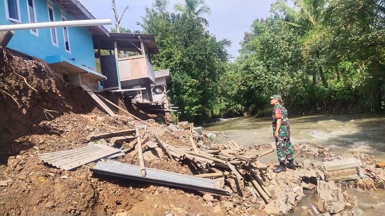 Hujan Deras Picu Sungai Cianjur Meluap, 5 Rumah di Cilaku Terkena Abrasi