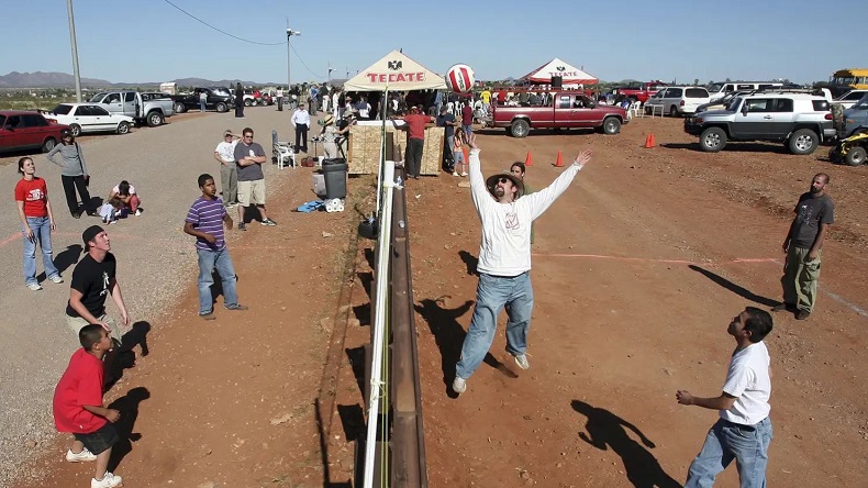 5 Perbatasan Antarnegara yang Unik, Ada yang Dijadikan Net Pertandingan Voli