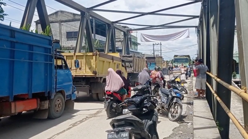 Jembatan Nyaris Roboh, Warga Langkat Adang Truk Lewat Jembatan Sei Air 