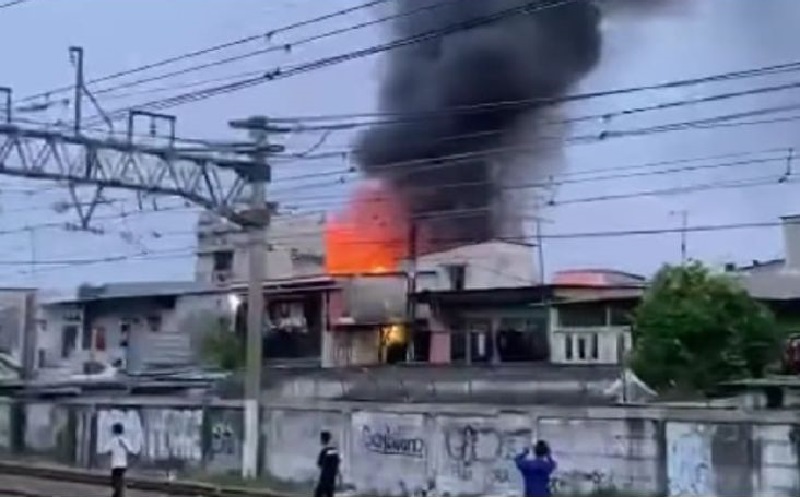 Kebakaran Hebat di Pademangan Sebabkan 135 Orang Mengungsi, Banyak Anak-Anak