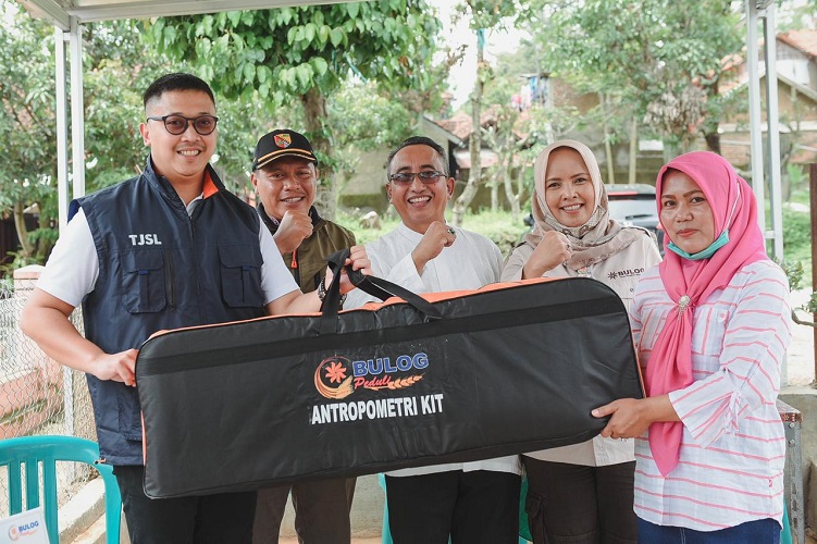 Dukung Program Desa Sejahtera BUMN, BULOG Aksi Berbagi Serahkan Bantuan Antropometri Kit