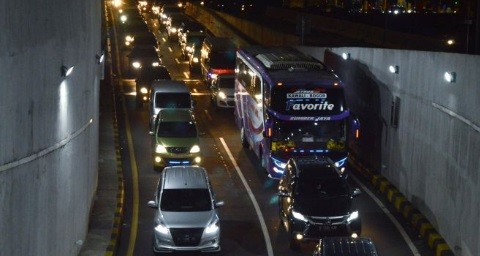 Sopir Bus Tiba-Tiba Matikan Lampu saat Akan Menyalip, Jangan Panik Ini Artinya