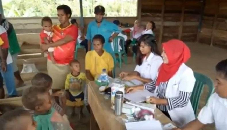 3 Kisah Heroik Dokter Indonesia, Ada yang Tempuh 16 Km untuk Tolong Pasien di Pedalaman Hutan Papua