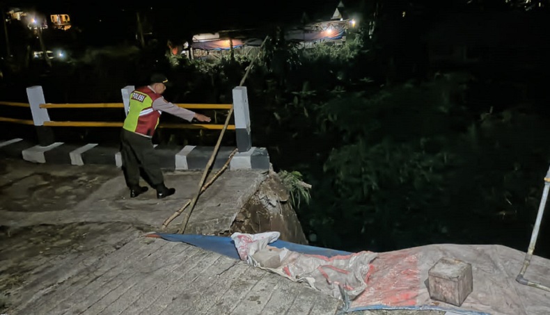 Longsor, Jalan Akses Warga di Cigombong Bogor Terputus