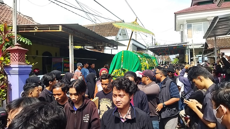 Isak Tangis Iringi Pemakaman Korban ke-135 Tragedi Kanjuruhan: Dia Baru Pertama Kali Nribun