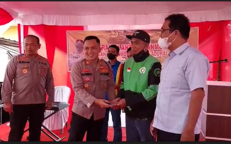Cegah Curanmor, Polisi Bagikan Gembok di Kertapati Palembang 