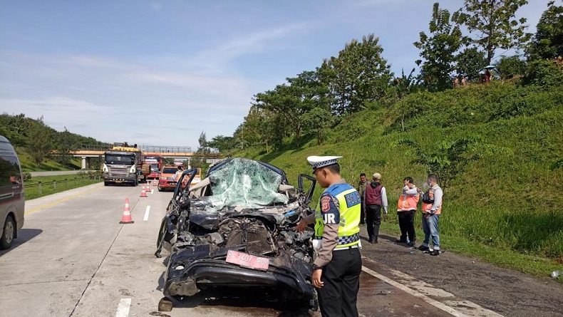 Brak, Mobil Dinas Innova Berpelat B Tabrakan di Tol Cipali, 3 Luka-luka