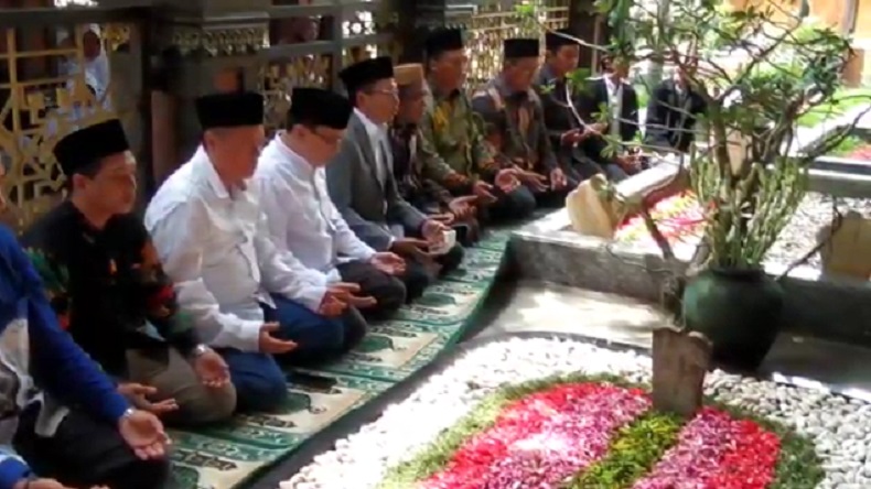 Ziarah ke Makam KH Hasyim Asy'ari, Ketua Perindo TGB: Putra dan Cucu Beliau Pahlawan Bangsa