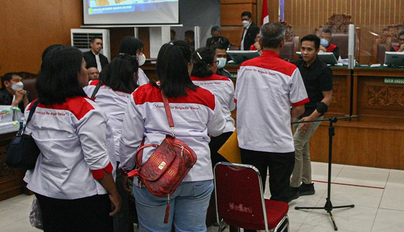 5 Berita Populer: Bharada E Salami Orang Tua Brigadir J hingga Perempuan Bercadar Coba Terobos Istana Presiden