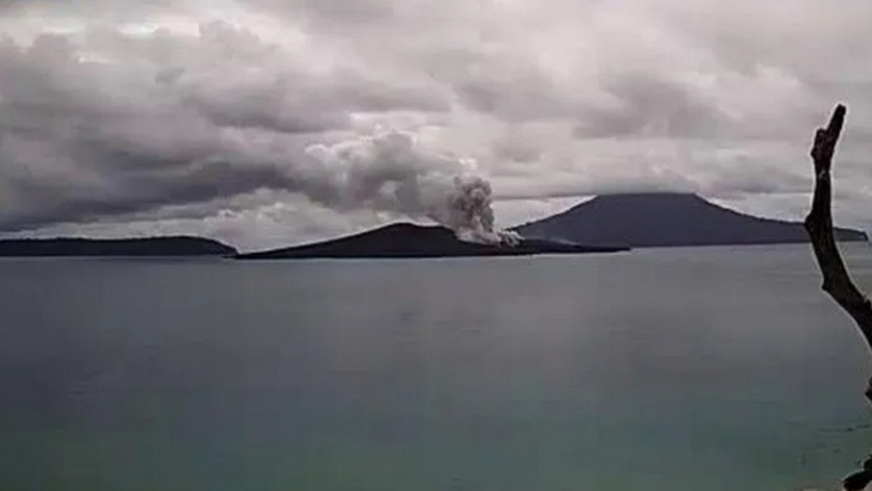 Gunung Anak Krakatau Lontarkan Abu Setinggi 150 Meter