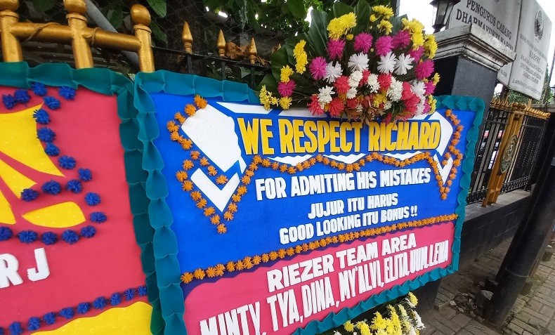 Karangan Bunga Dukungan untuk Bharada E Hiasi PN Jaksel Jelang Sidang