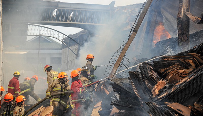 Kebakaran Gudang Tripleks di Bandung Sudah Lebih 15 Jam, Kepala Diskar: Tinggal Sedikit Lagi