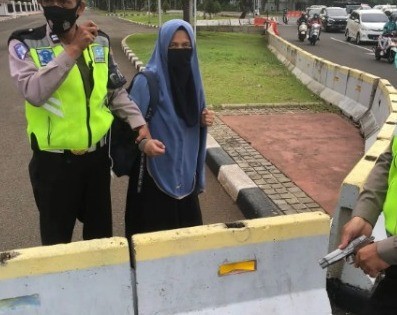 Kronologi Perempuan Bercadar Bawa Senjata Api Coba Menerobos Istana Presiden