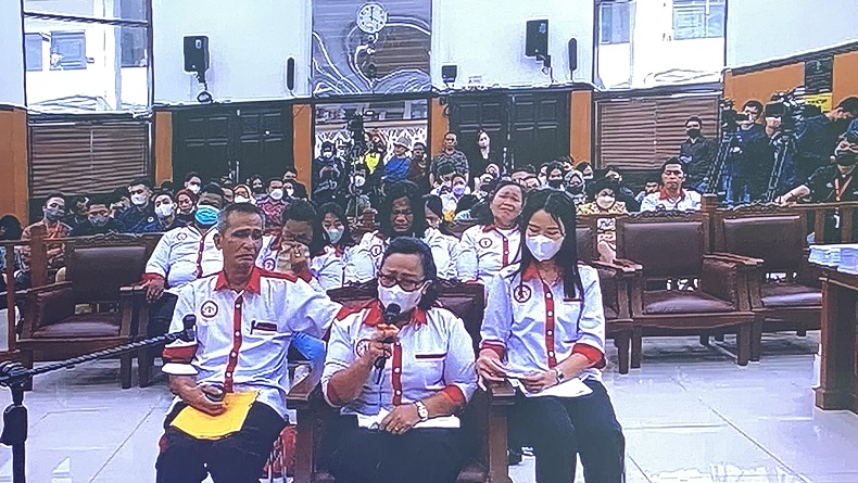 Ibu Brigadir J Menangis di Sidang Bharada E : Saya Histeris Siang dan Malam