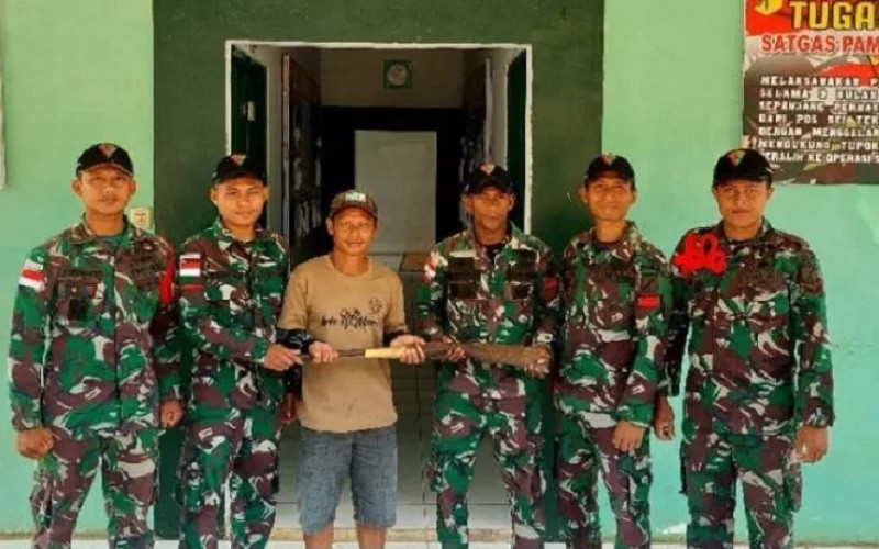 Warga Perbatasan RI-Malaysia di Kapuas Hulu Sukarela Serahkan 7 Senpi Rakitan ke TNI