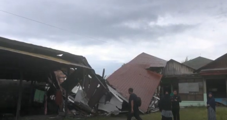 Diterjang Angin Kencang, Bangunan Sarang Walet di Palangka Raya Roboh Timpa Rumah Warga dan 3 Motor