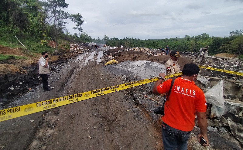 Polisi Segel Lahan Pembuangan Limbah Ilegal di Bogor, Ditemukan 5 Jenis Bahan Berbahaya
