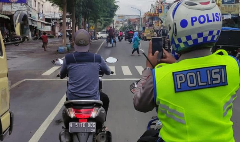 Begini Aksi Anggota Polres Salatiga saat Rekam Pelanggar Lalu Lintas dengan HP E-TLE