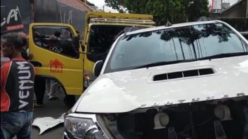 Truk Tabrak 6 Kendaraan Parkir di Jalan RE Martadinata Tasikmalaya, 3 Luka-Luka