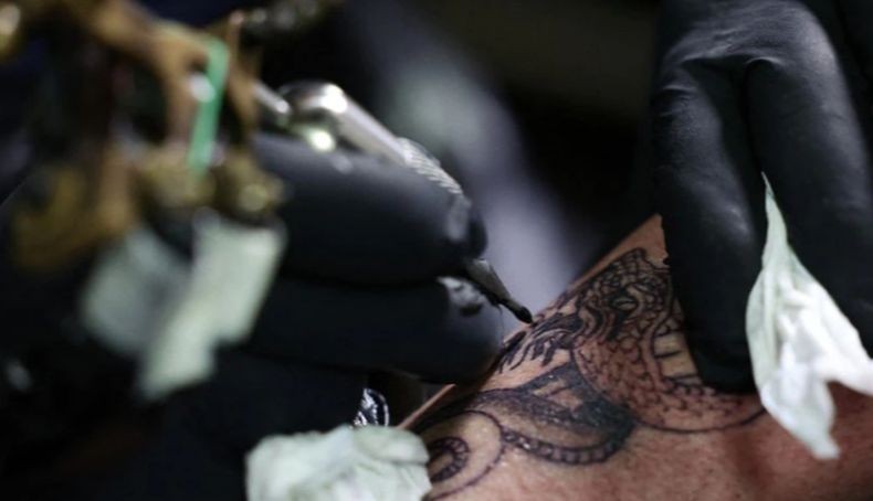 Ibu Ini Ditangkap Polisi karena Biarkan Anaknya Berusia 10 Tahun Ditato Permanen