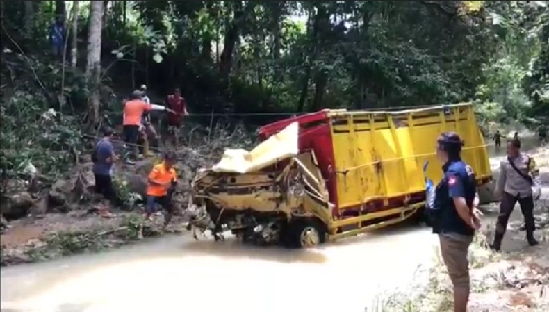 Truk Tebu di Blitar Terseret Arus Sungai, 4 Penumpang Hilang 1 Selamat