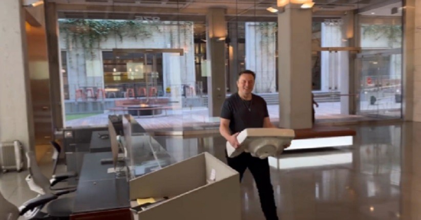 Elon Musk Kunjungi Markas Besar Twitter, Terlihat Bawa Wastafel