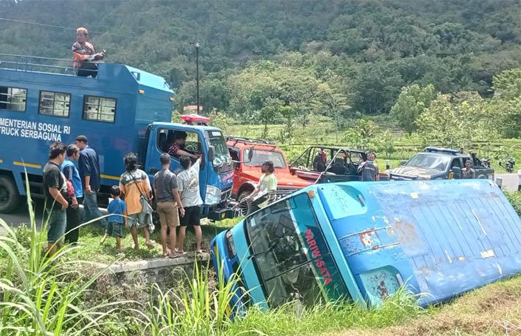 Hindari Tabrakan, Bus Rombongan Pelayat Terguling Masuk Parit di Kulonprogo