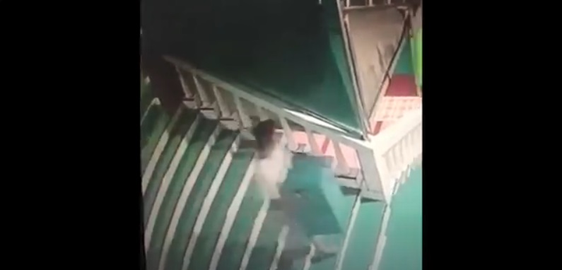 Pria Berpakaian Serba Putih Terekam CCTV Bawa Kabur Kotak Amal Masjid
