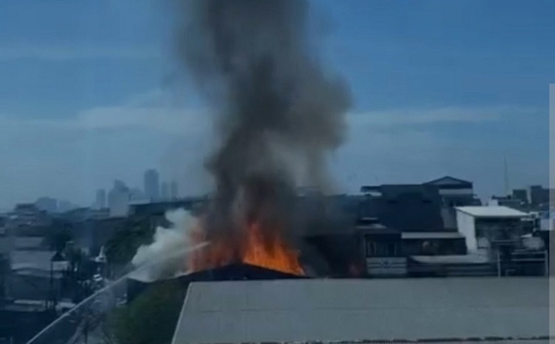 Kebakaran Hanguskan Tempat Karaoke di Pejagalan Jakut, 85 Personel Damkar Diterjunkan