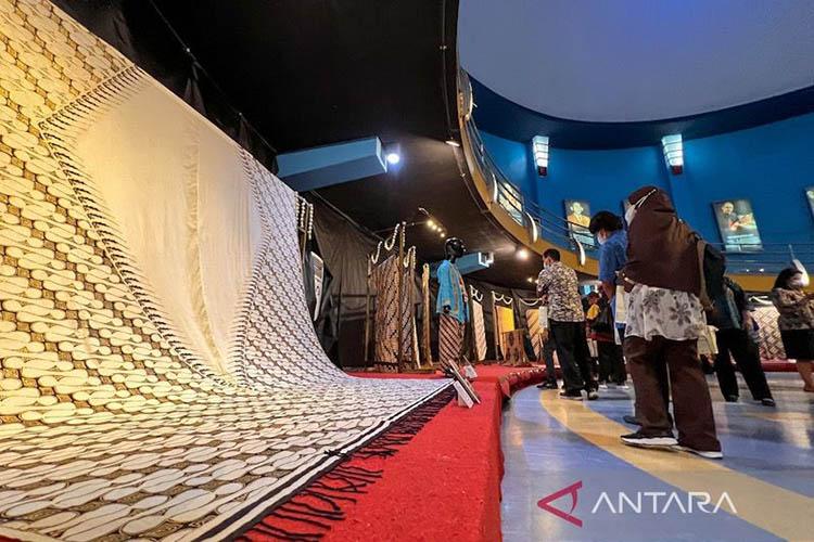 Keraton Yogyakarta dan Kadipaten Pakualaman Pamerkan Koleksi Batik di Taman Pintar 
