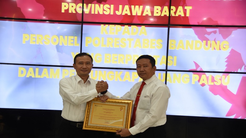 Ungkap Kasus Uang Palsu, Satres Narkoba Polrestabes Bandung Diganjar Penghargaan