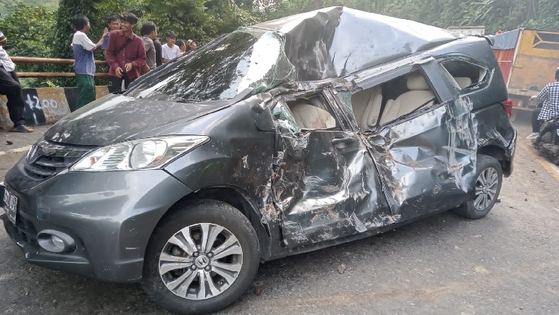 4 Penumpang Mobil Terluka akibat Tertimpa Batu Besar di Cadas Pangeran Sumedang