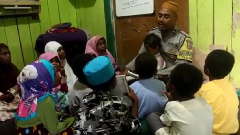 Kisah Inspiratif Polisi di Papua Barat, Jadi Guru Ngaji Sampai Jemput Murid ke Rumah