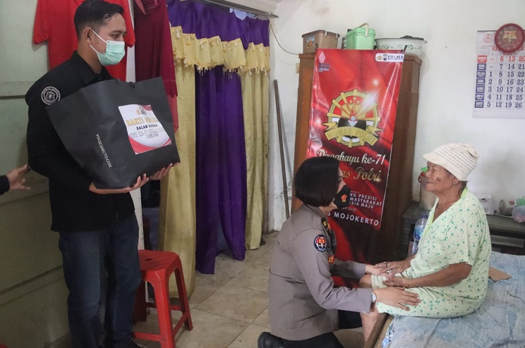 HUT ke-71 Humas Polri, Polres Mojokerto Bagikan Sembako untuk Lansia 