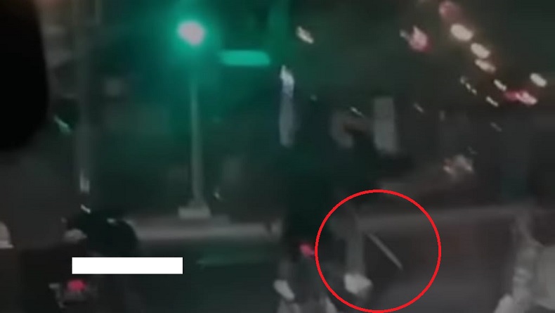 Brutal, Geng Motor Bersenjata Parang Keroyok Pengendara di Jalan Riau Bandung