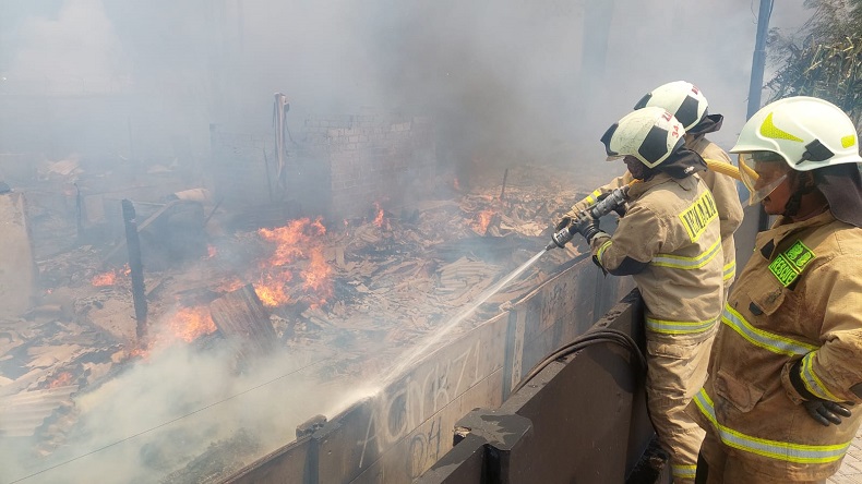 Kebakaran Landa Permukiman di Kebayoran Lama, 20 Mobil Damkar Dikerahkan