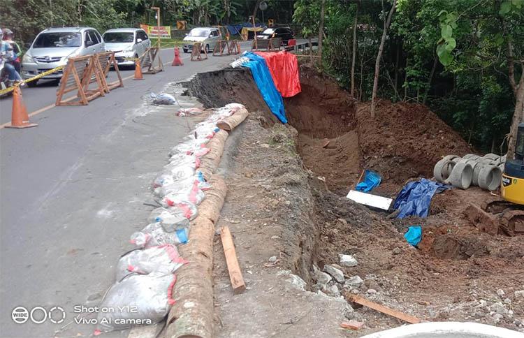 Rusak akibat Longsor, Jalan Jogja-Wonosari Tetap Dipadati Kendaraan Berat