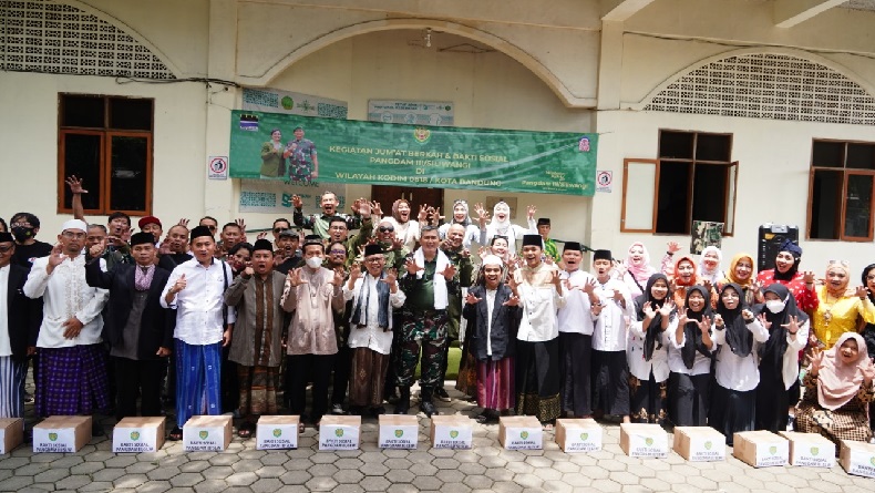 Pangdam Siliwangi Baksos di Ponpes Cijawura Bandung, Para Santri Semringah