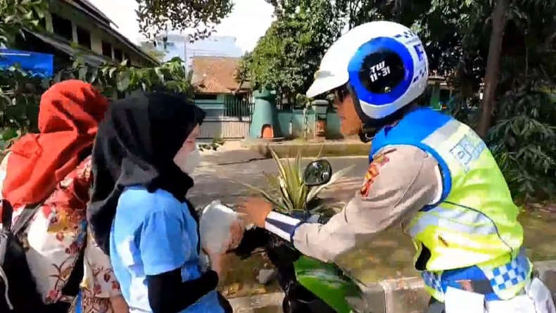 Viral, Polantas di Cimahi Cegat Pelangar Bukan untuk Ditilang tapi Diberi Beras