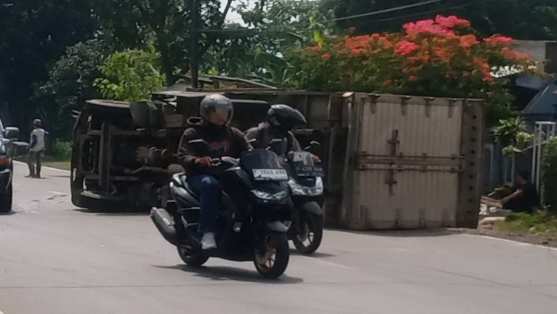 Oleng saat Melaju di Turunan, Truk Boks Terbalik di Jalan Raya Cianjur-Sukabumi