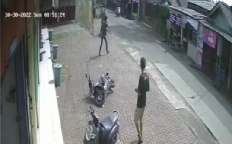Panik Ketahuan Hendak Curi Motor di Ruko Bekasi, Pelaku Todongkan Pistol ke Warga