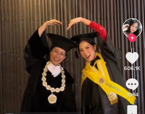 Viral, Rektor UGM Wisuda Putrinya Sendiri dengan IPK 4.00