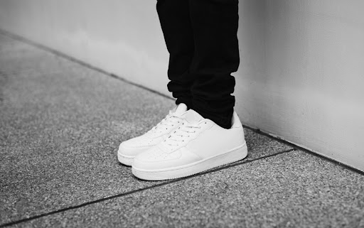 Mau Tampil Casual dan Kekinian? Simak Rekomendasi Sneakers Pria Berikut Ini