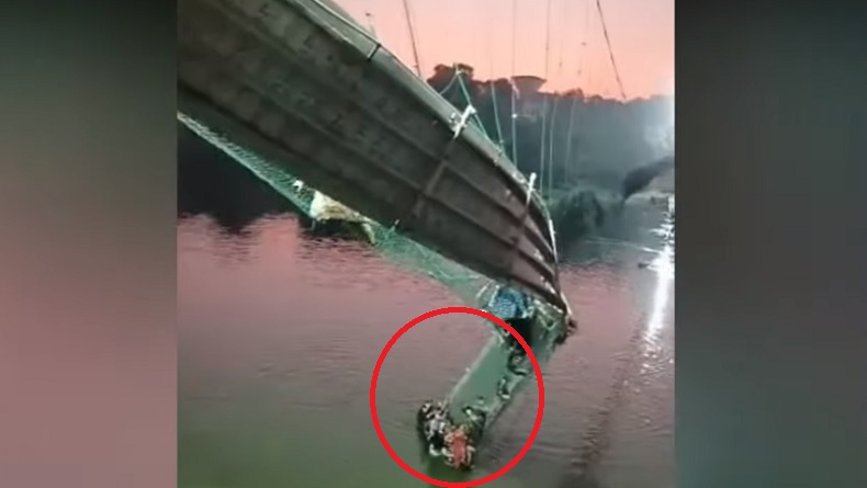Penampakan Jembatan Gantung Runtuh Tewaskan 140 Orang, Korban Selamat Bergelantungan