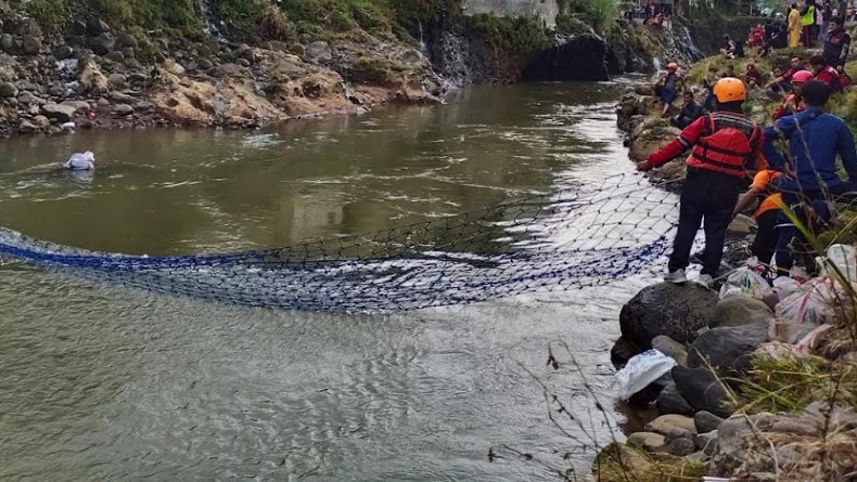 Cari Bocah Hanyut di Bogor, Tim SAR Pasang Jaring di Sungai Ciliwung