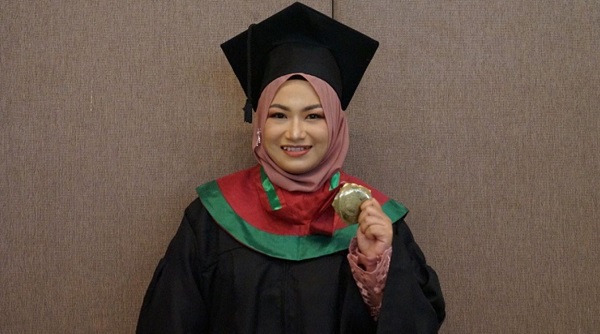 Kisah Dwi Nurcahyati Jadi Lulusan Terbaik UM Surabaya dengan IPK Sempurna