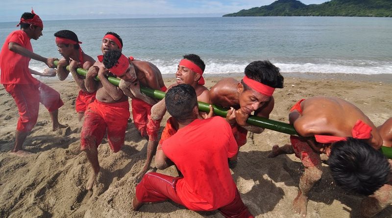 Bambu Gila, Tradisi Mistis Nan Unik Asal Maluku yang Bisa Bikin Pesertanya Pingsan