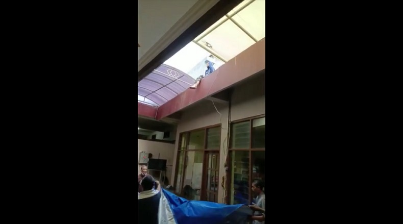 Terlilit Masalah Keluarga, Gadis di Mojokerto Coba Bunuh Diri dari Lantai 2 Masjid