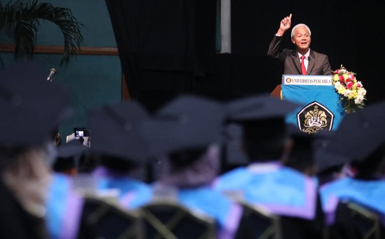 Orasi Ilmiah, Ganjar Ingatkan Perjuangan Orang Tua hingga Bikin Wisudawan Menangis