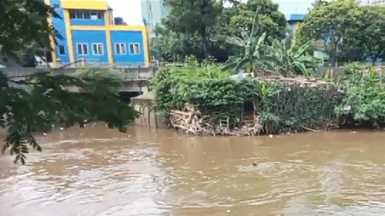 Nekat Terjun ke Kali Ciliwung, Gelandangan di Menteng Lolos dari Razia Satpol PP